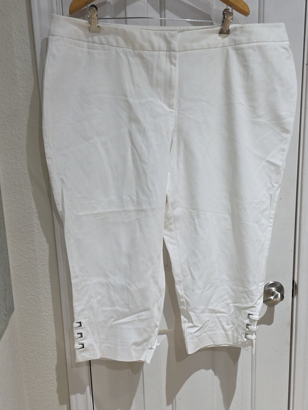 Rafaella White Capri Pants with Side Buckle Tabs Size 22W